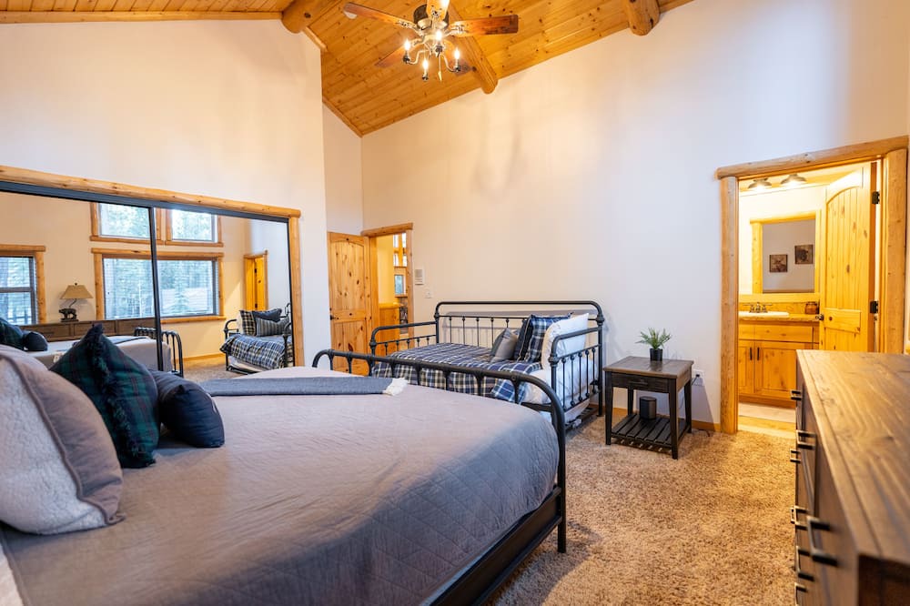 Photo of Bedroom in Evergreen Estates