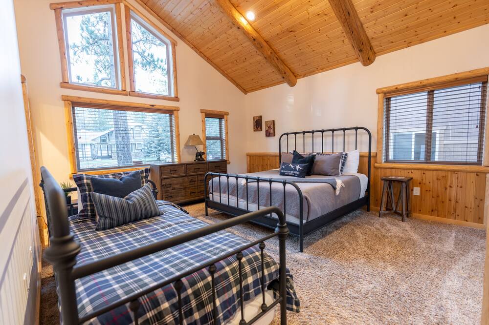 Photo of Bedroom in Evergreen Estates
