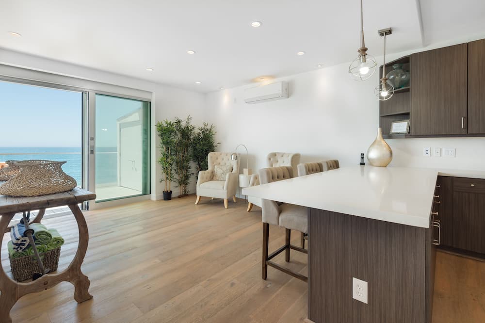 Photo of Livingroom in Eastern Malibu