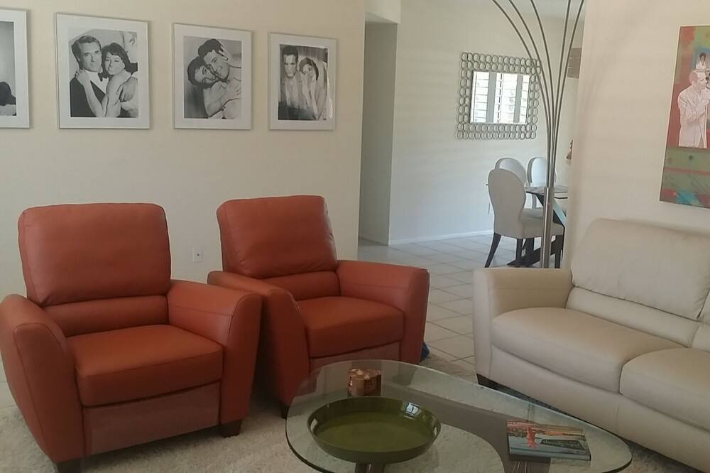 Photo of Livingroom in Palm Desert