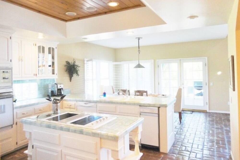 Photo of Kitchen in Canyon Lake