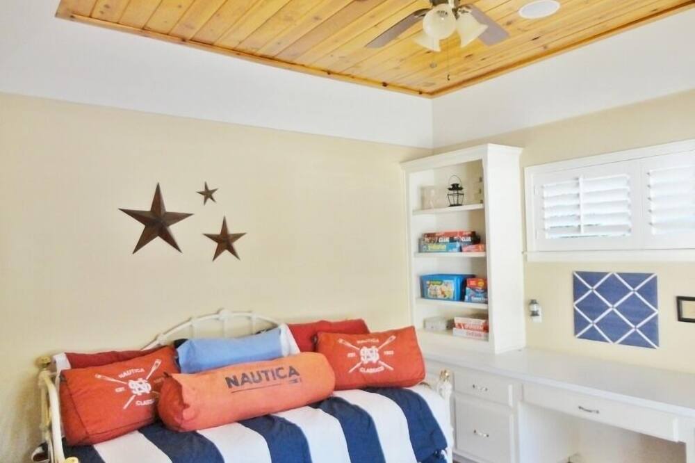 Photo of Bedroom in Canyon Lake