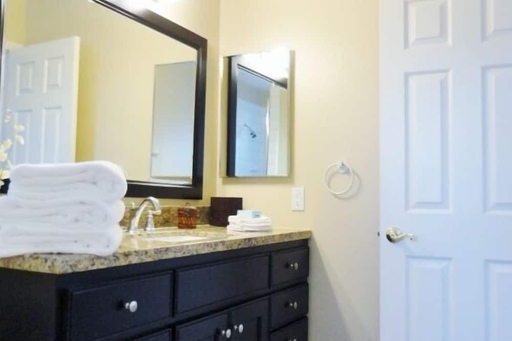 Photo of Bathroom in Canyon Lake