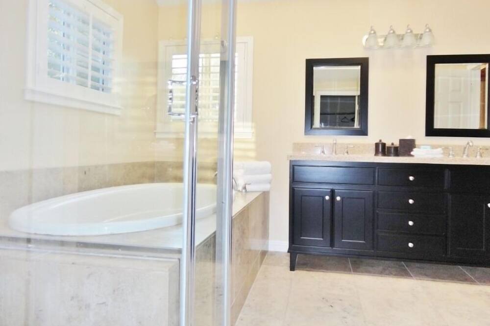 Photo of Bathroom in Canyon Lake