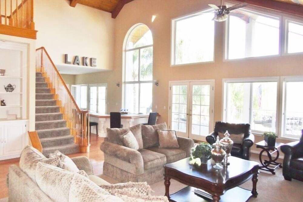 Photo of Livingroom in Canyon Lake
