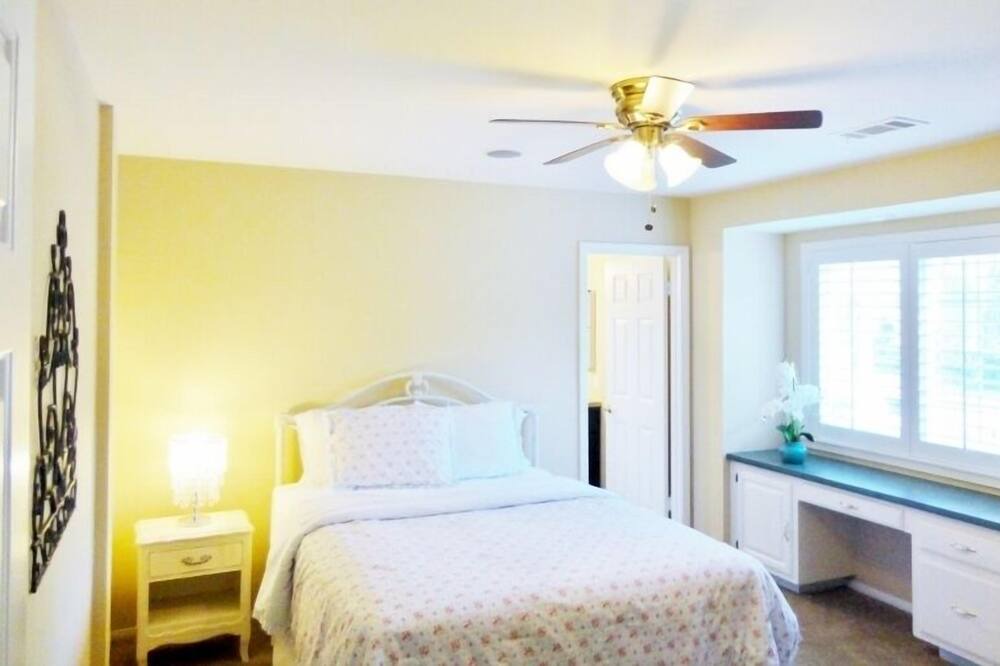 Photo of Bedroom in Canyon Lake