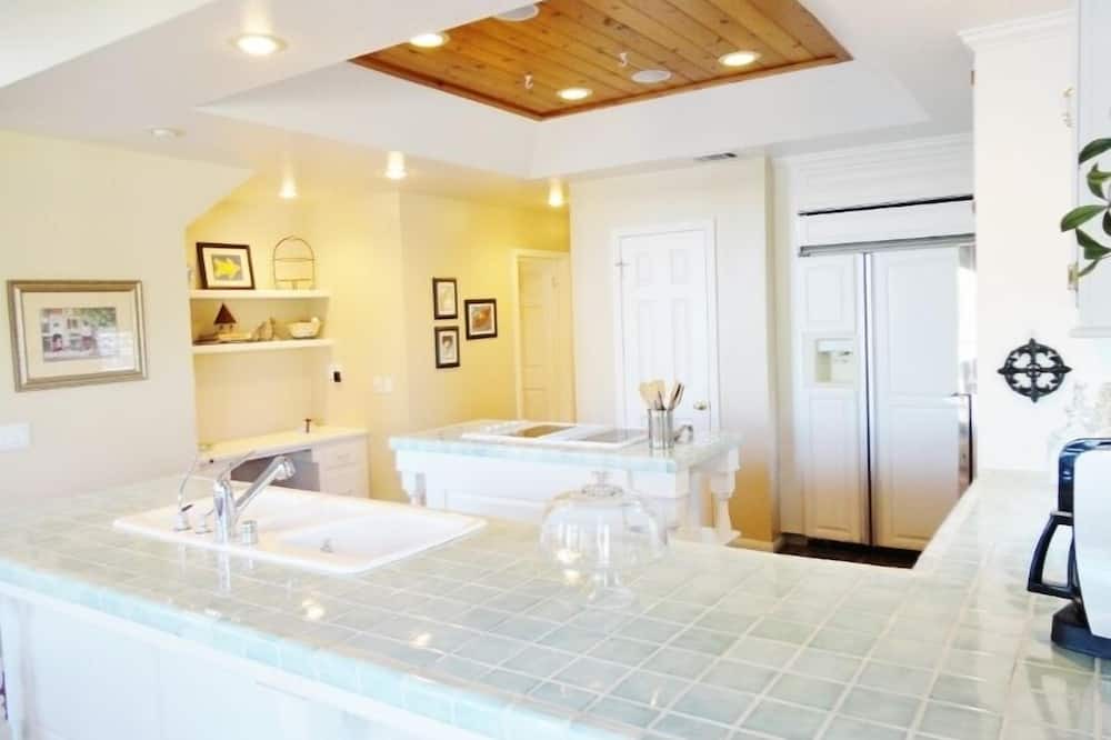 Photo of Kitchen in Canyon Lake