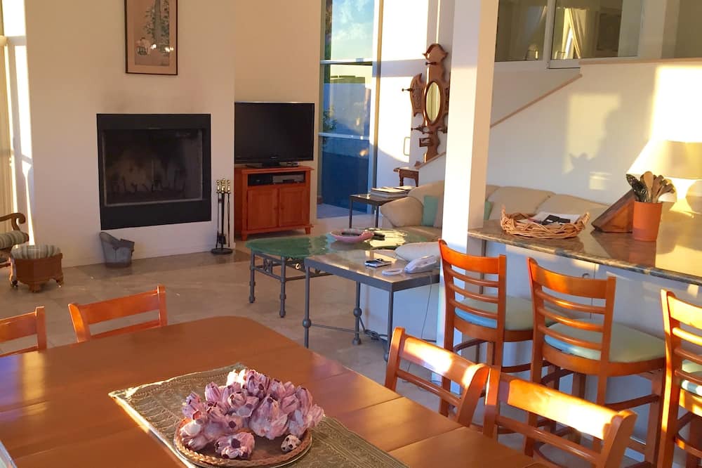 Photo of Livingroom in Western Malibu
