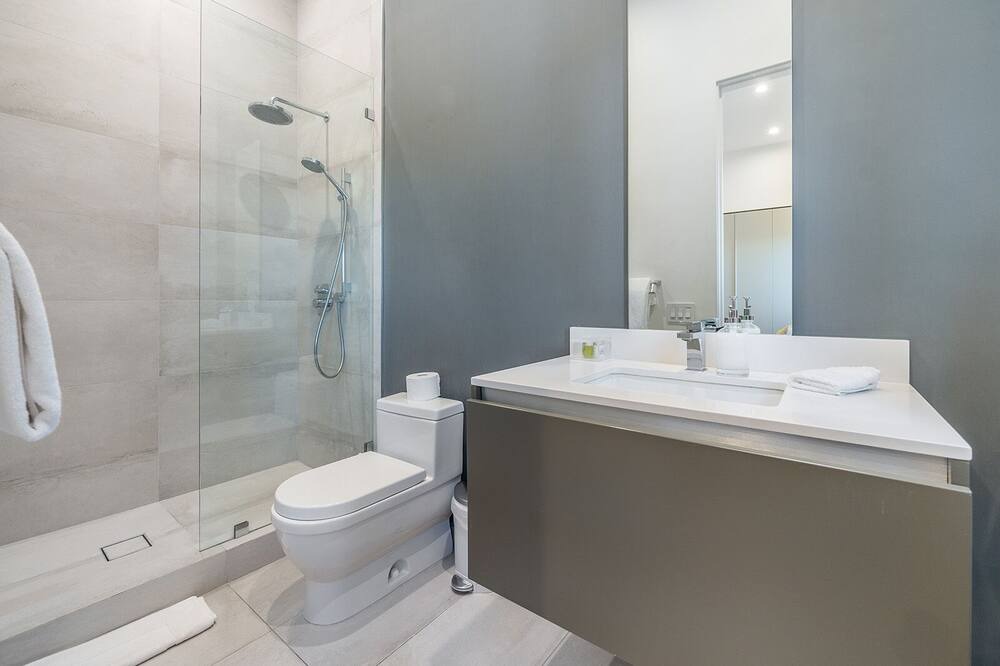 Photo of Bathroom in Greater Wilshire - Hancock Park