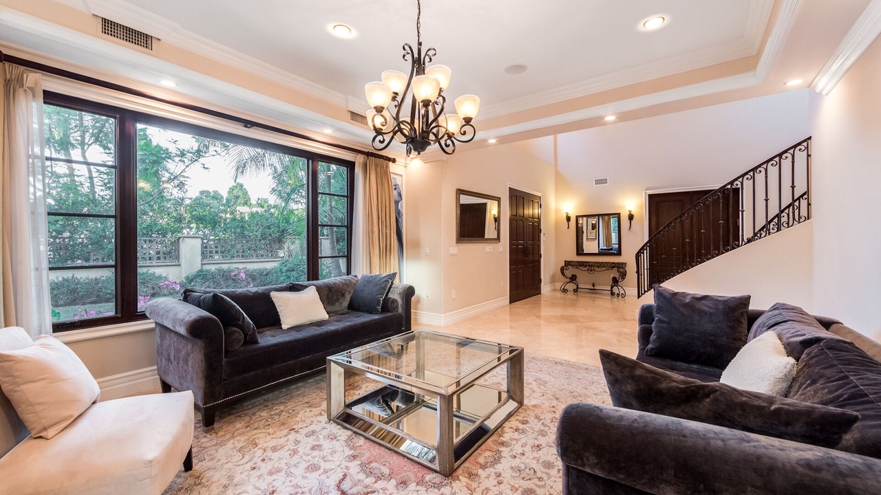 Photo of Livingroom in Valley Glen