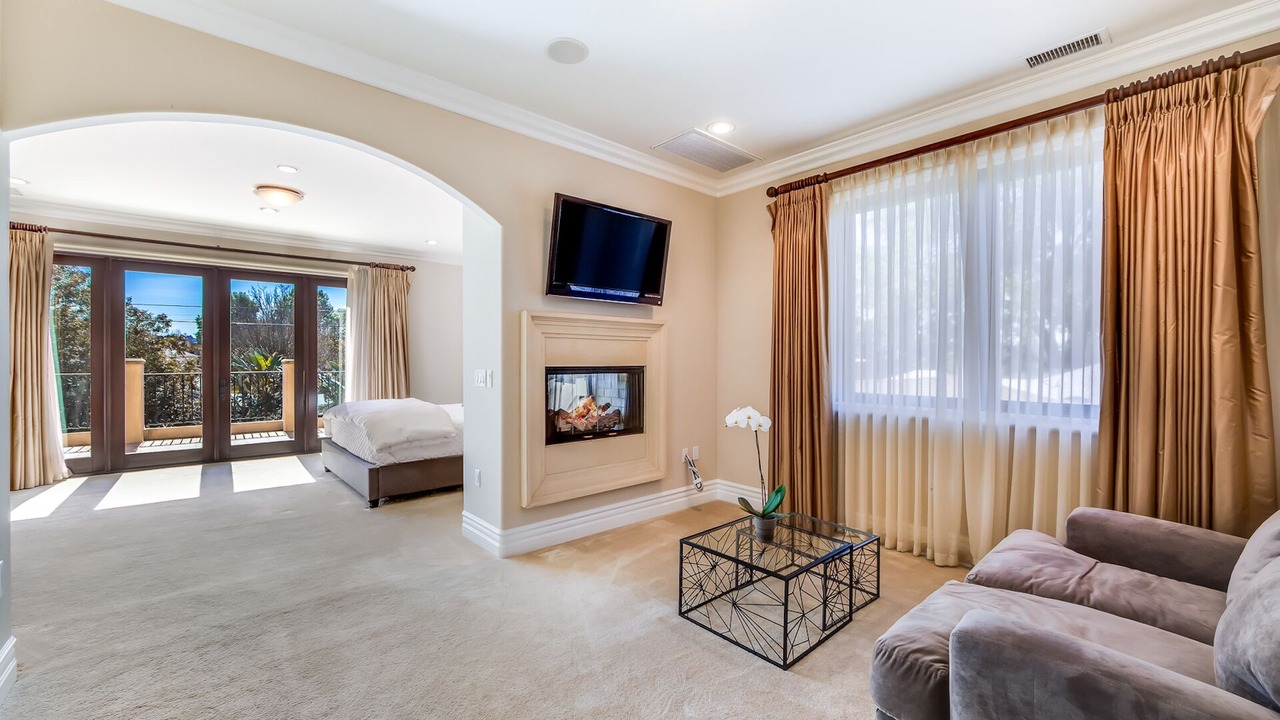 Photo of Livingroom in Valley Glen