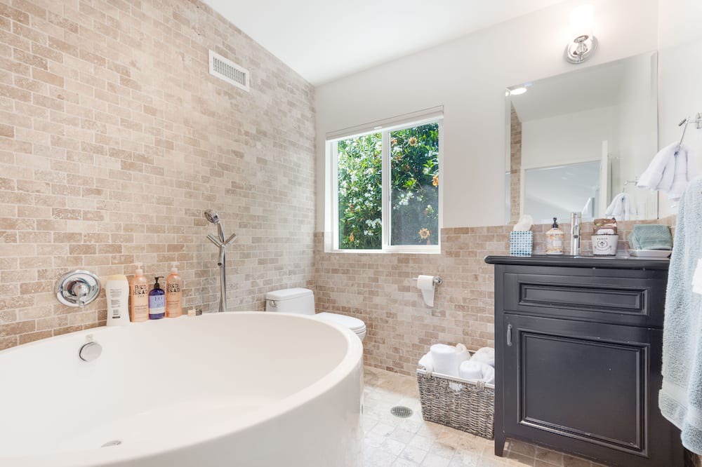 Photo of Bathroom in Eastern Malibu