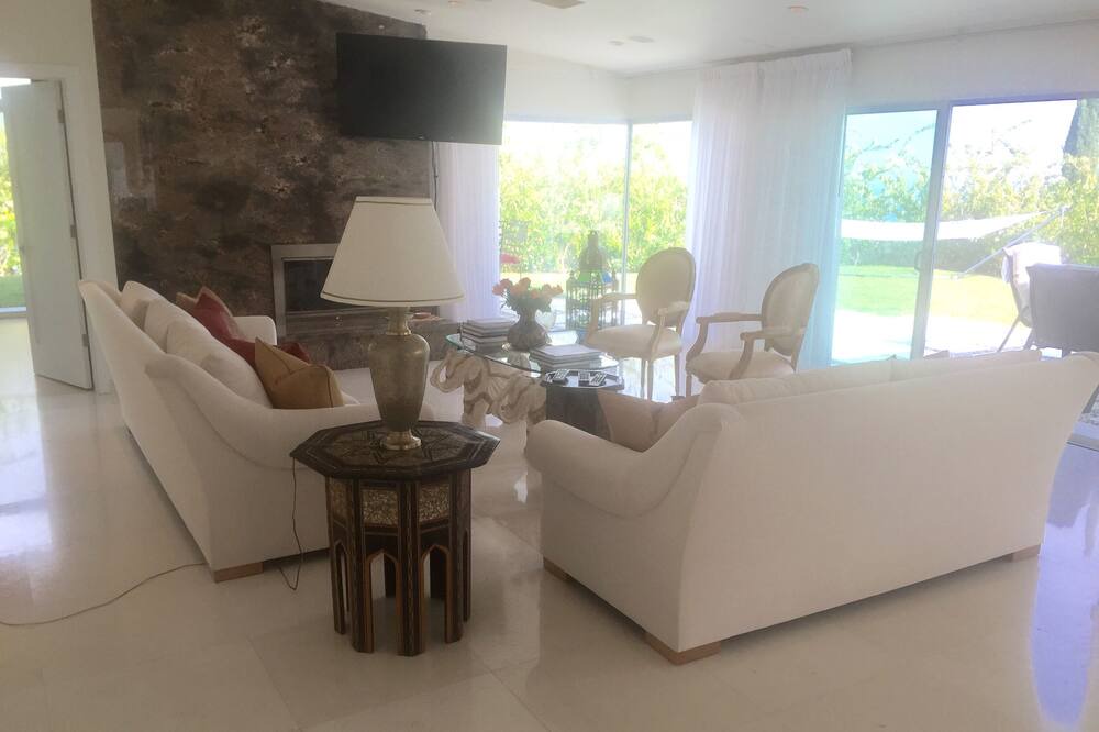Photo of Livingroom in Malibu