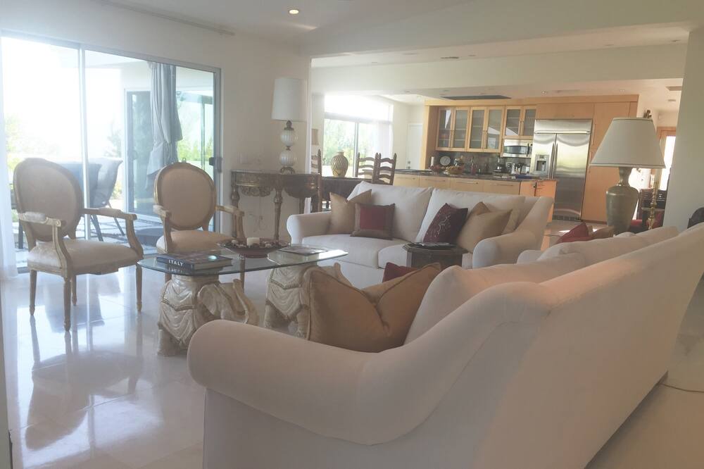 Photo of Livingroom in Malibu