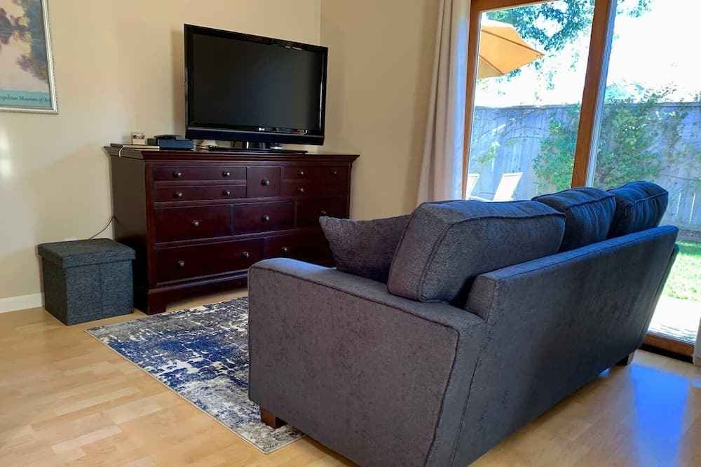 Photo of Livingroom in Edgewood Park