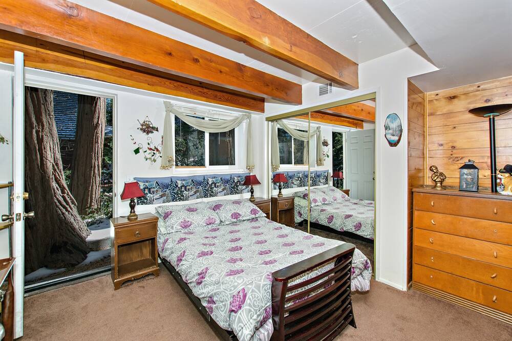 Photo of Bedroom in Crestline