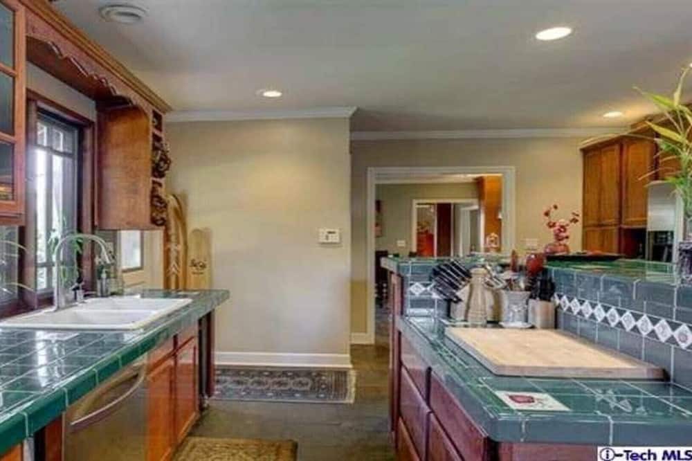 Photo of Bedroom in Altadena