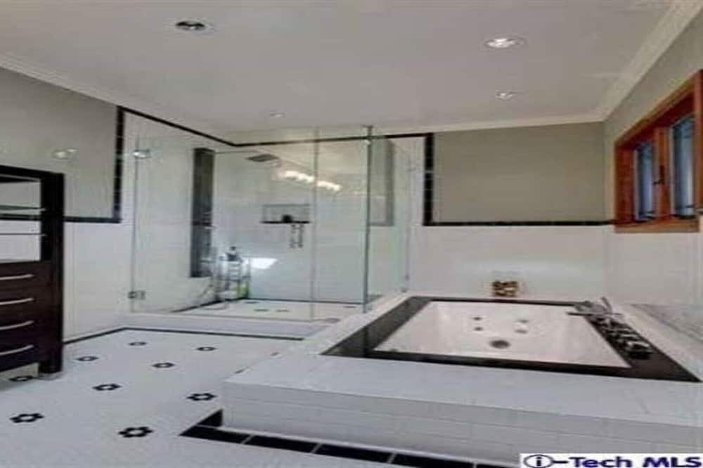 Photo of Bathroom in Altadena