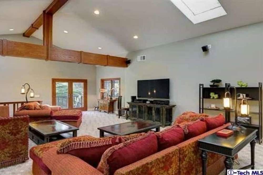 Photo of Livingroom in Altadena