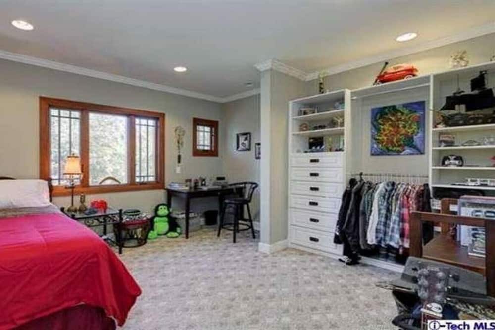Photo of Bedroom in Altadena