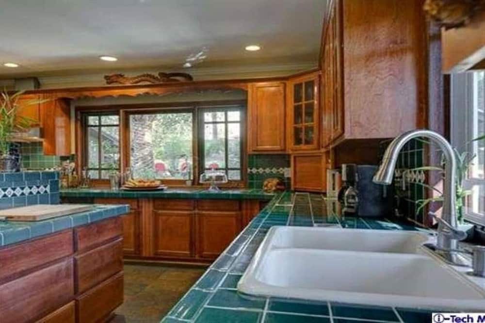 Photo of Kitchen in Altadena