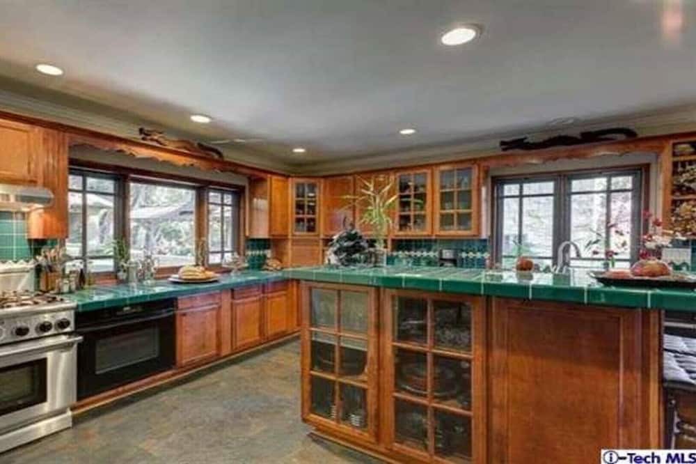 Photo of Kitchen in Altadena