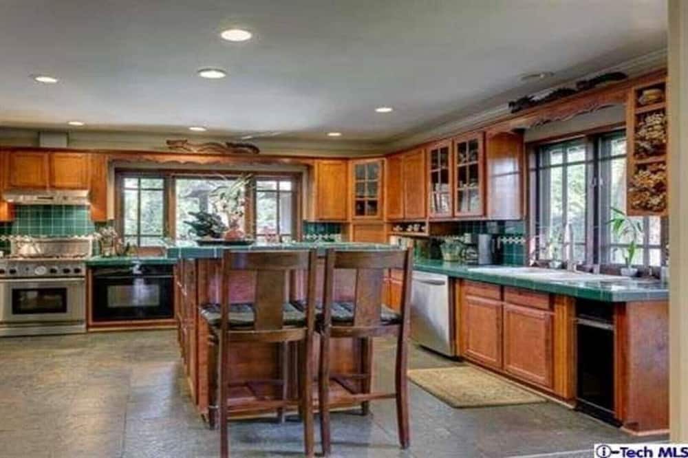 Photo of Kitchen in Altadena