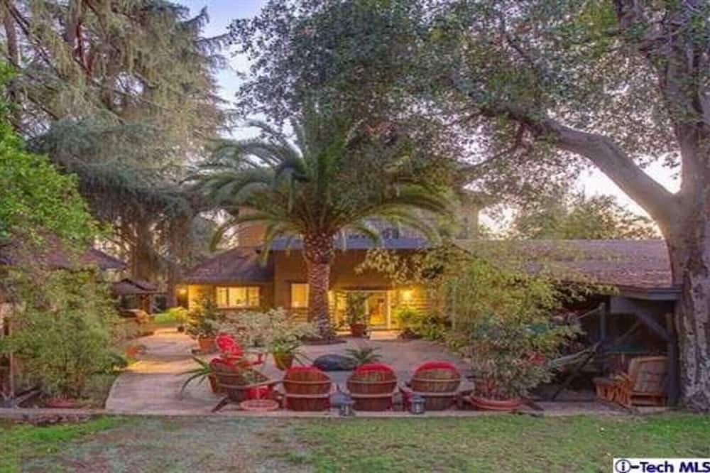 Photo of Outdoor in Altadena