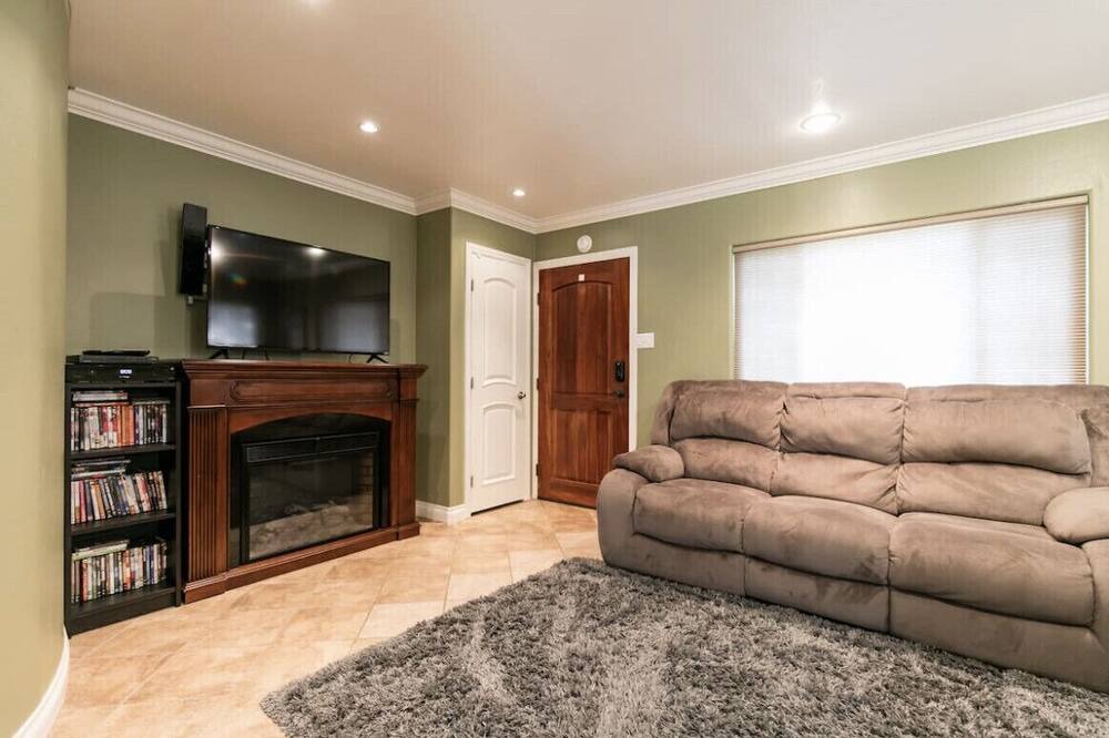 Photo of Livingroom in Azusa