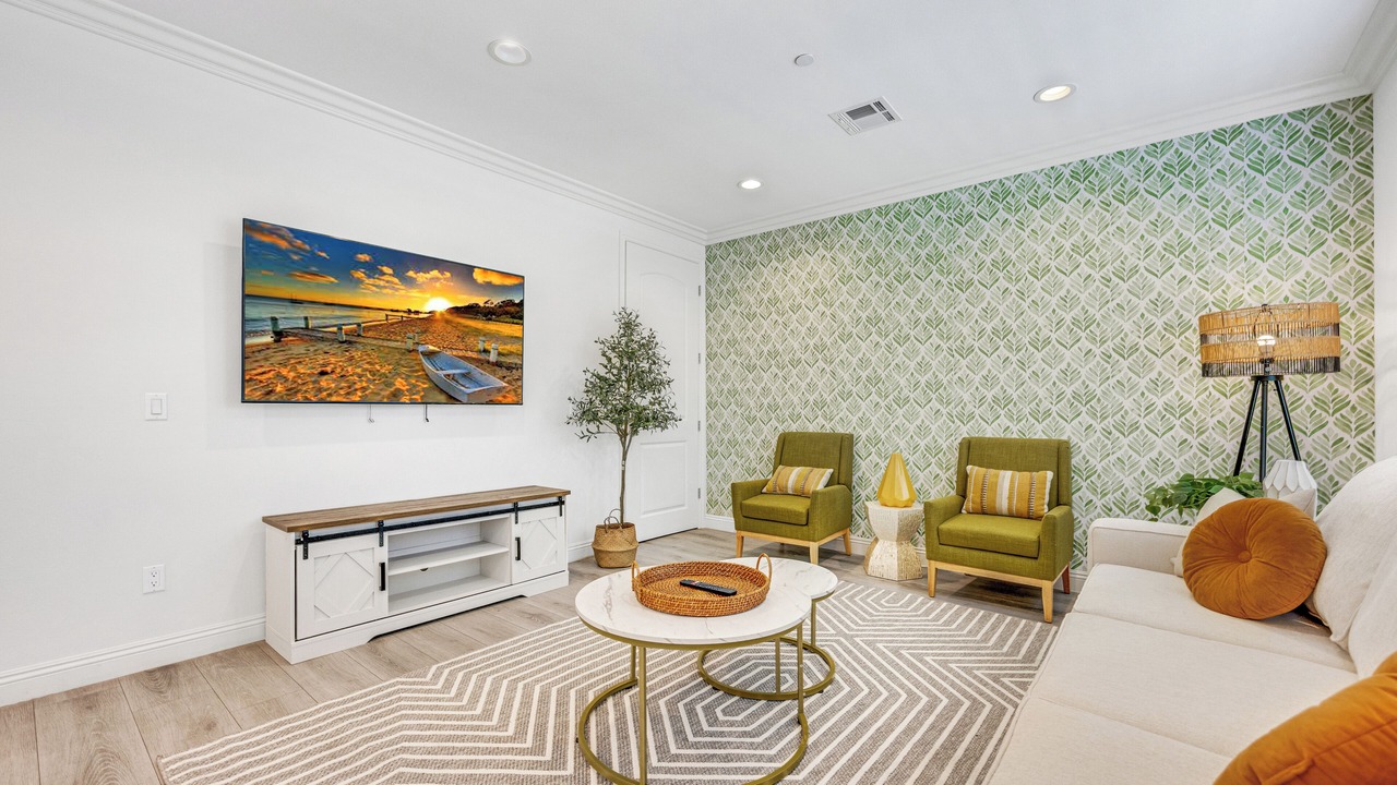 Photo of Livingroom in Mid Central
