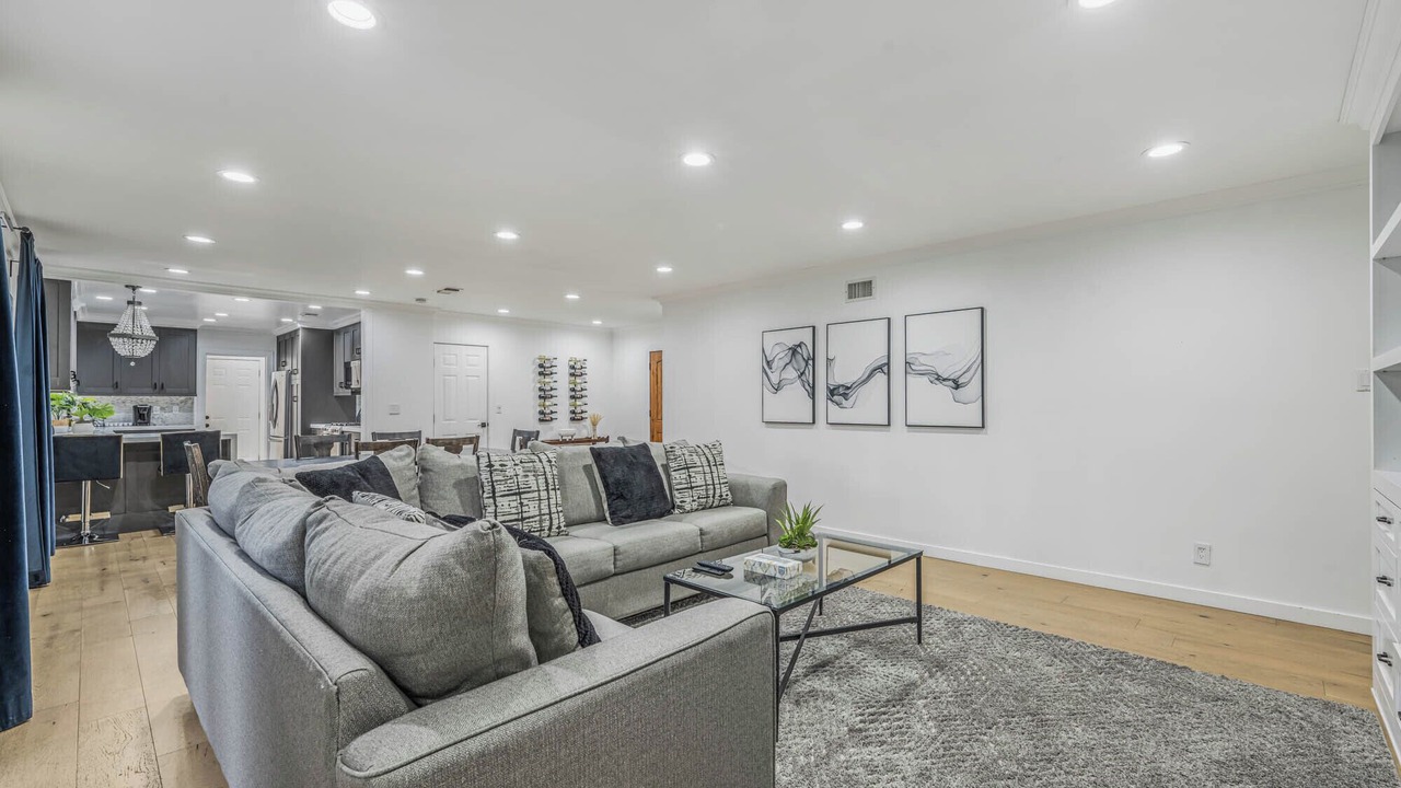 Photo of Livingroom in Northridge