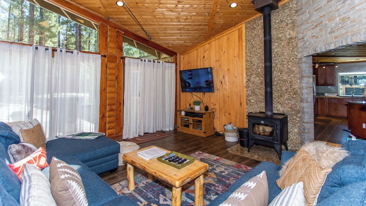 Photo of Livingroom in Summit Estates