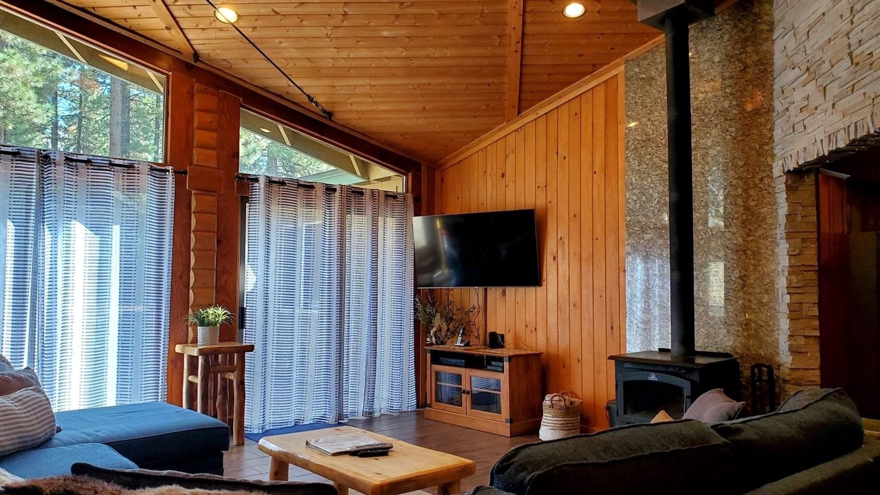 Photo of Livingroom in Summit Estates
