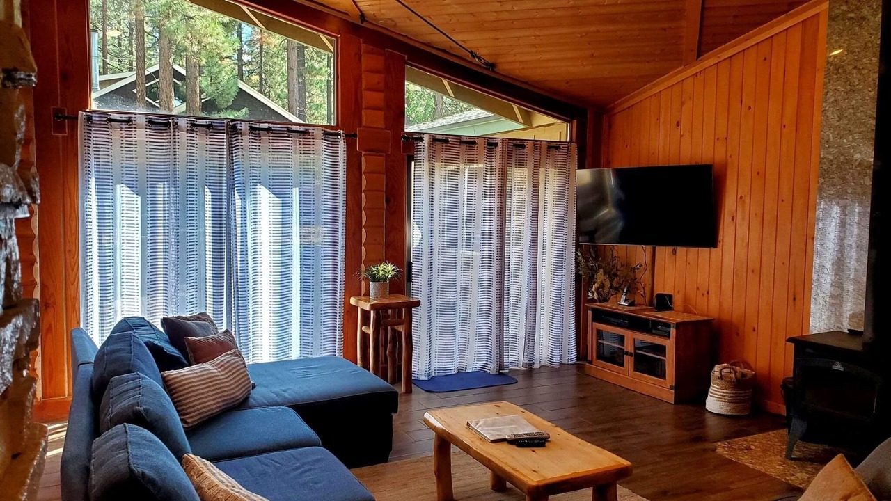 Photo of Livingroom in Summit Estates