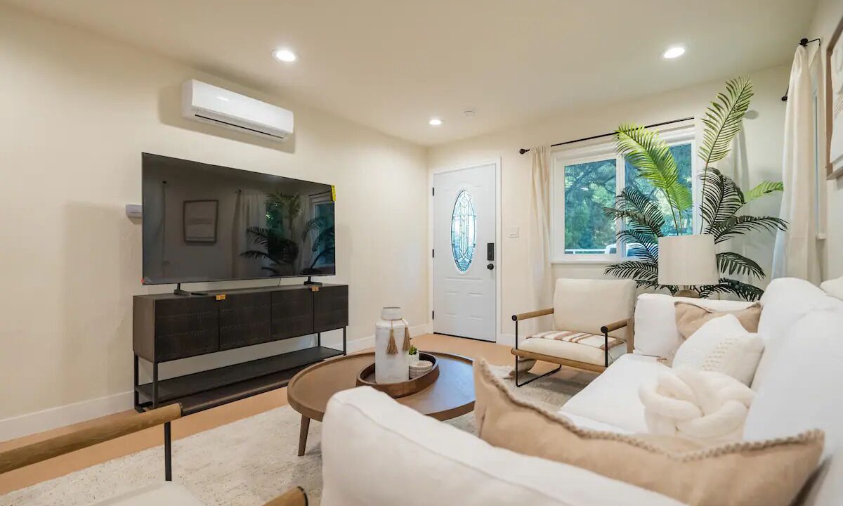 Photo of Livingroom in Altadena