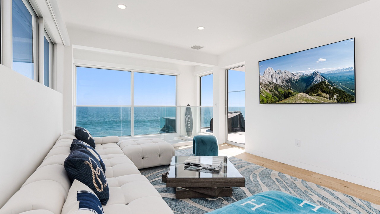 Photo of Livingroom in Eastern Malibu