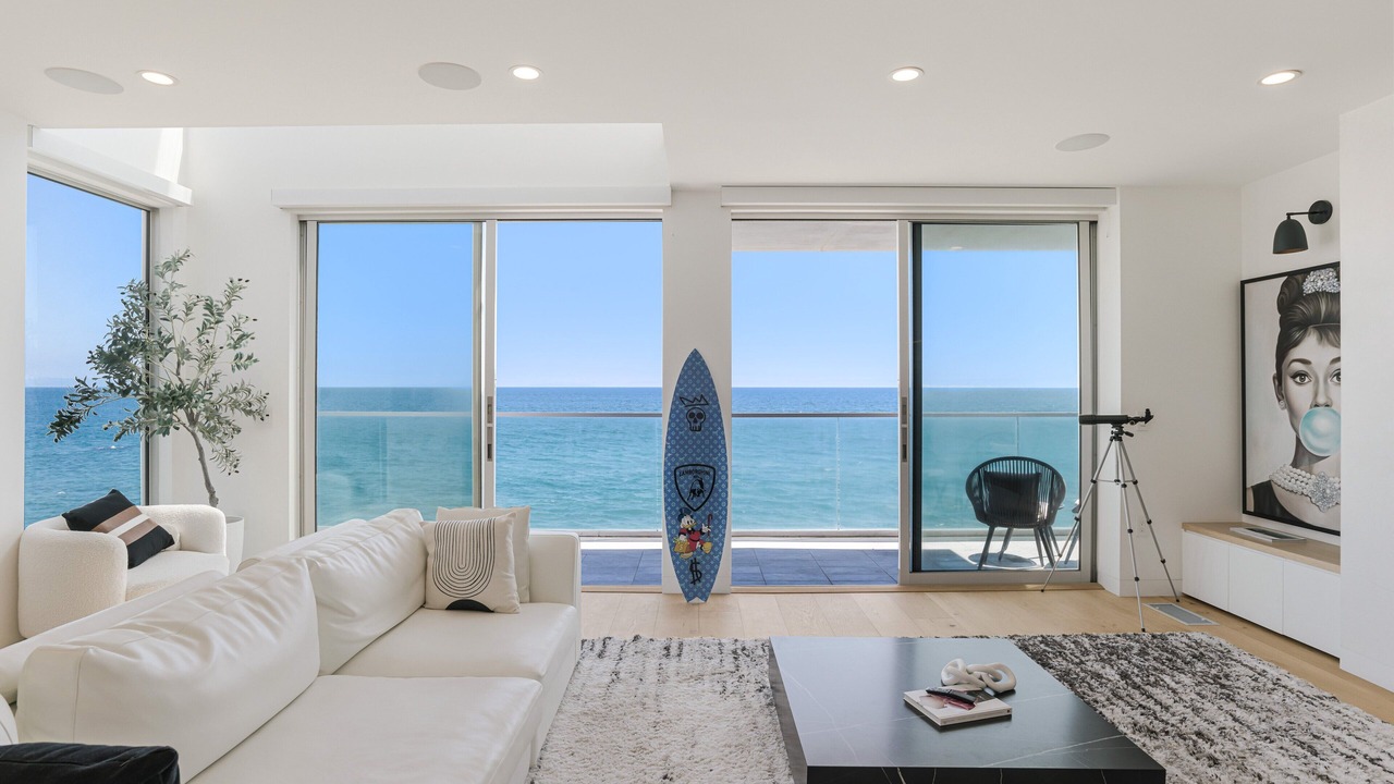 Photo of Livingroom in Eastern Malibu