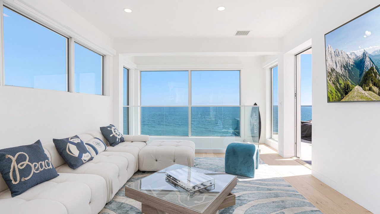 Photo of Livingroom in Eastern Malibu