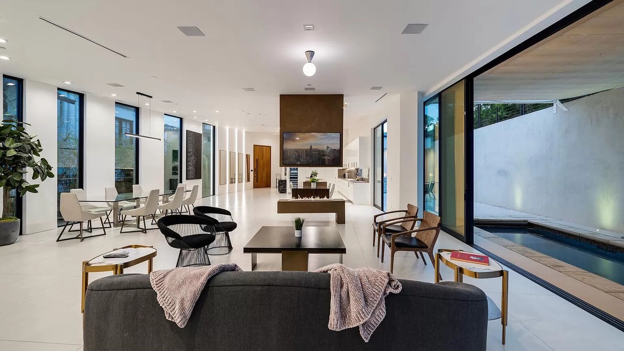 Photo of Livingroom in Hollywood Dell
