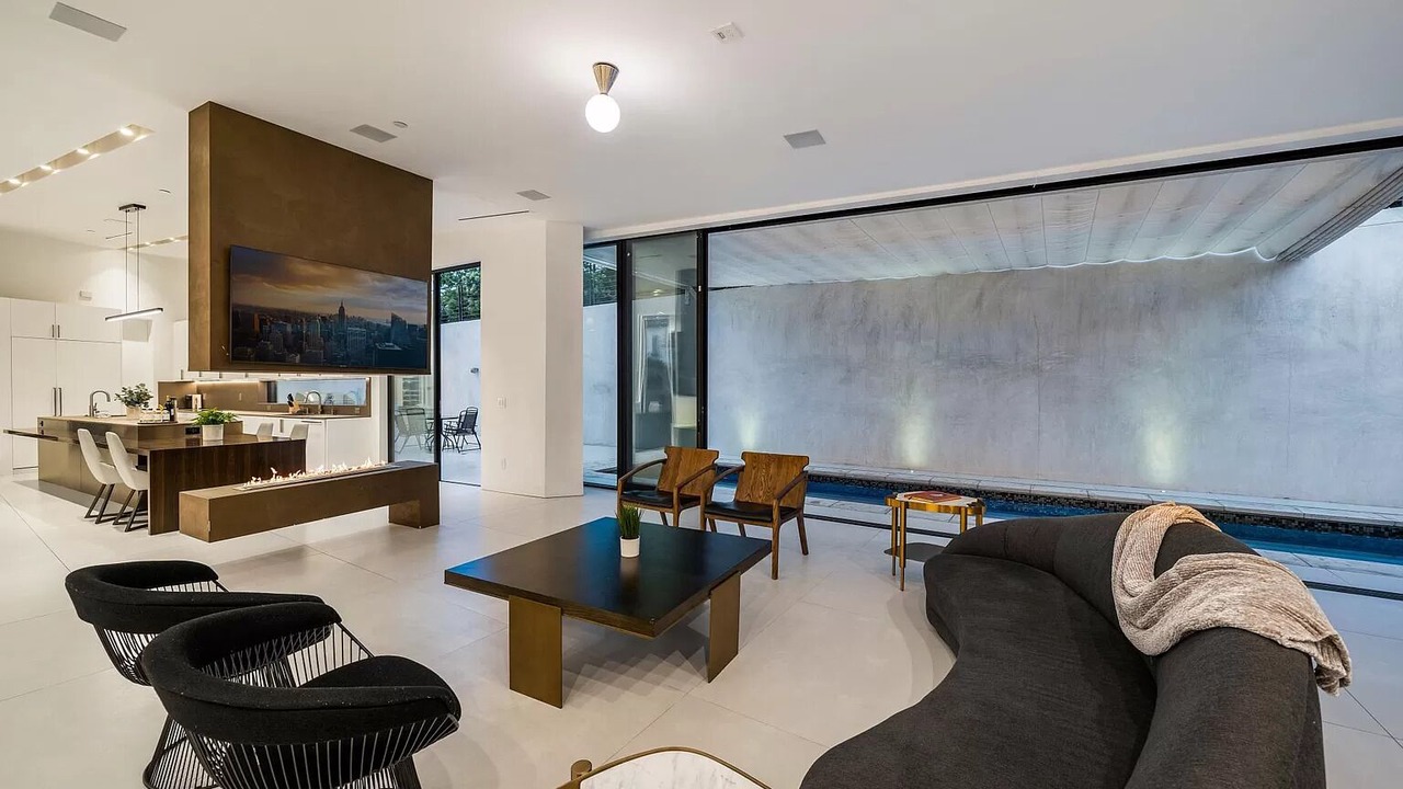 Photo of Livingroom in Hollywood Dell