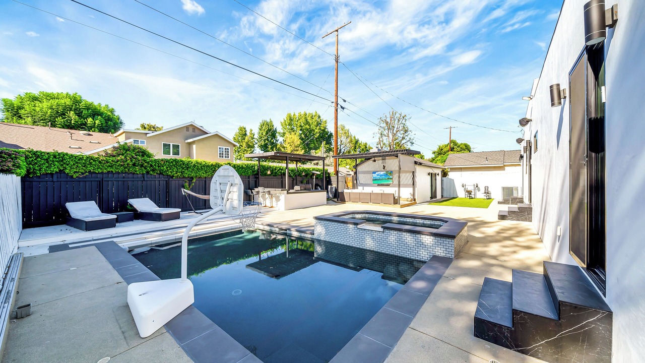 Photo of Outdoor in Woodland Hills