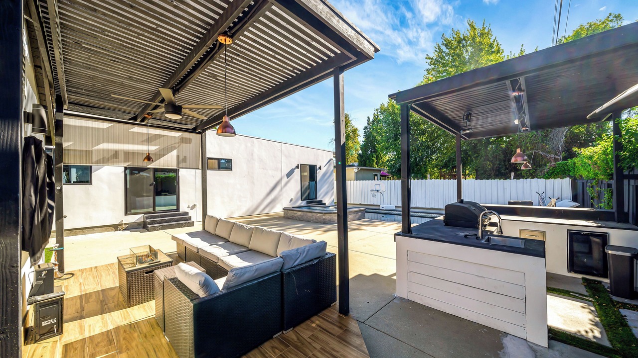 Photo of Outdoor in Woodland Hills