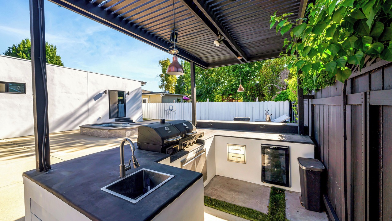Photo of Outdoor in Woodland Hills