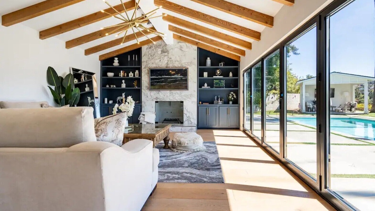 Photo of Livingroom in Tarzana