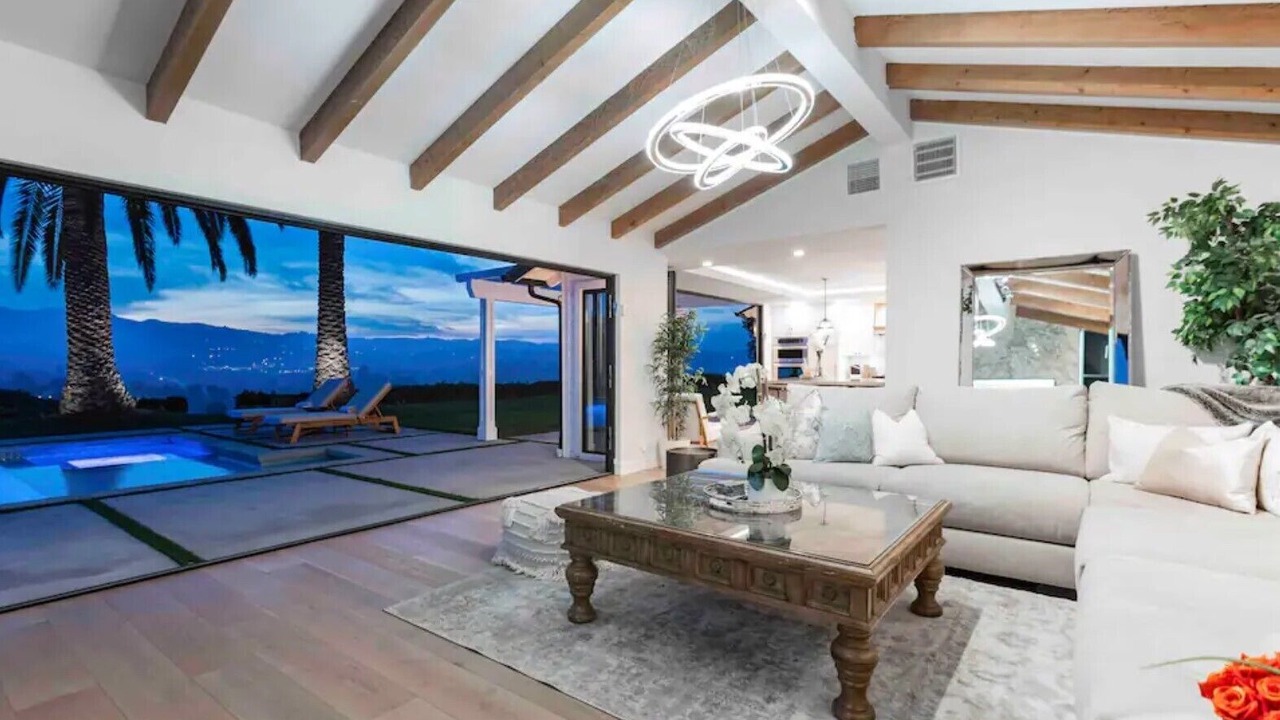 Photo of Livingroom in Tarzana