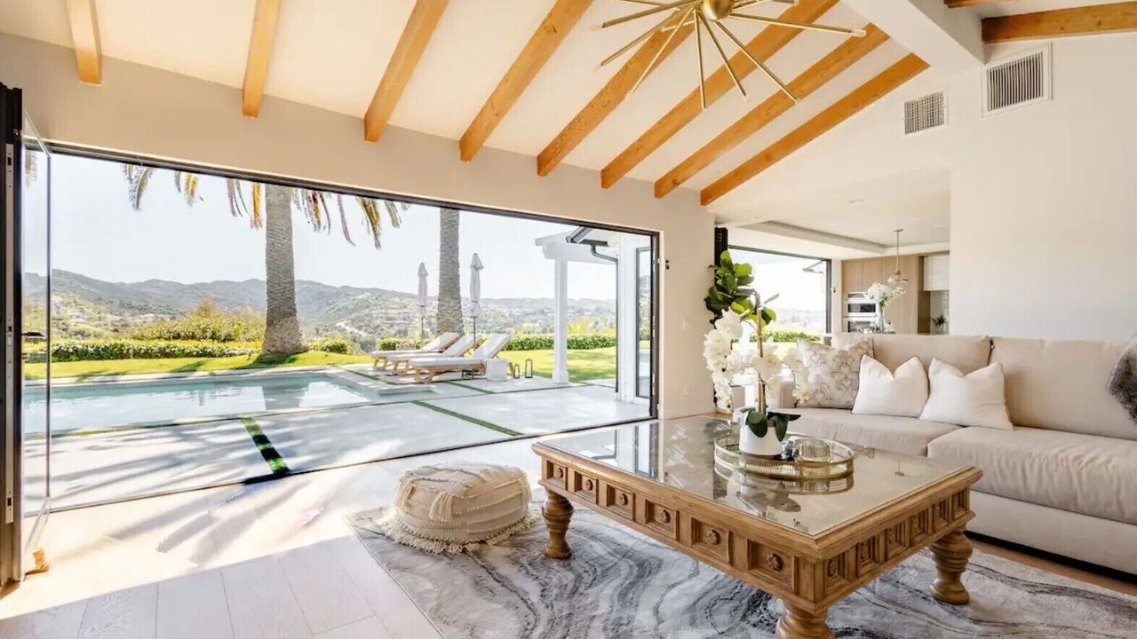 Photo of Livingroom in Tarzana