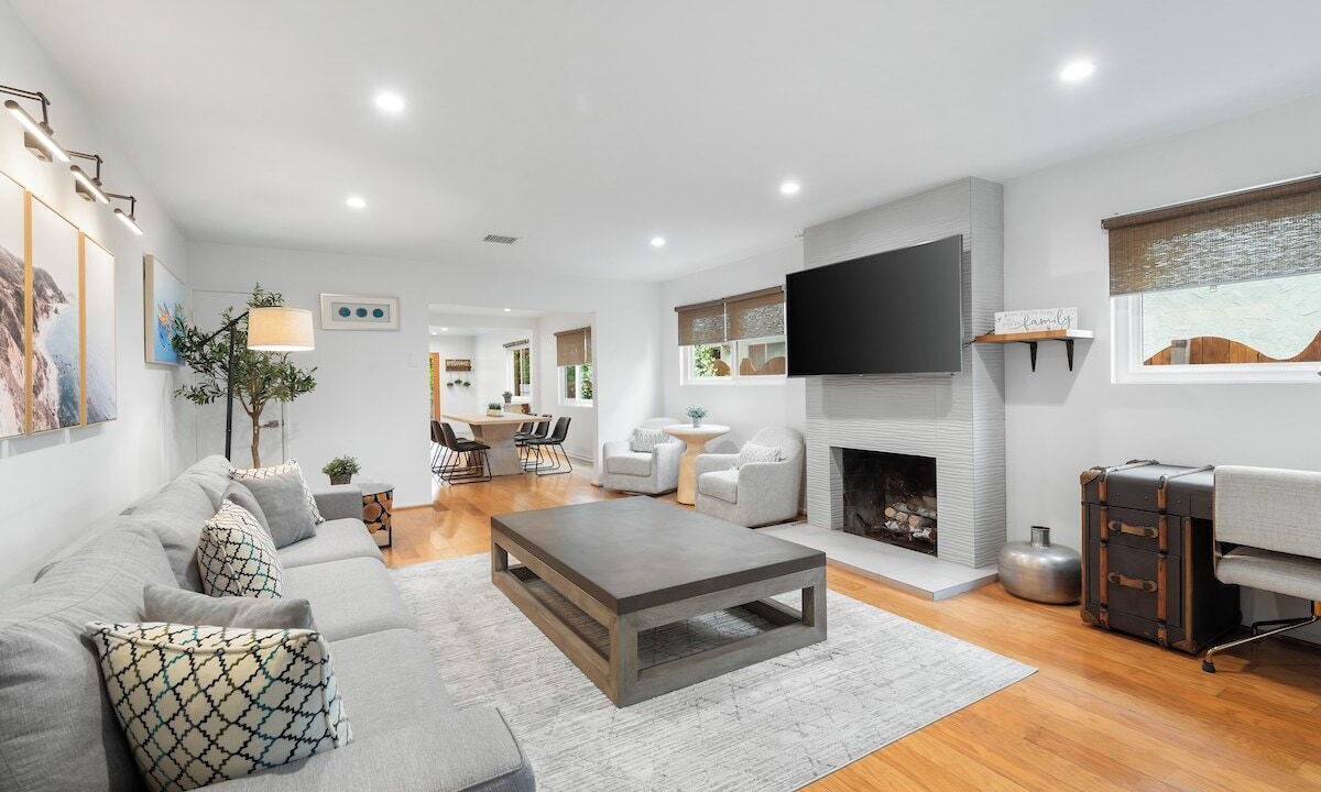 Photo of Livingroom in West Los Angeles