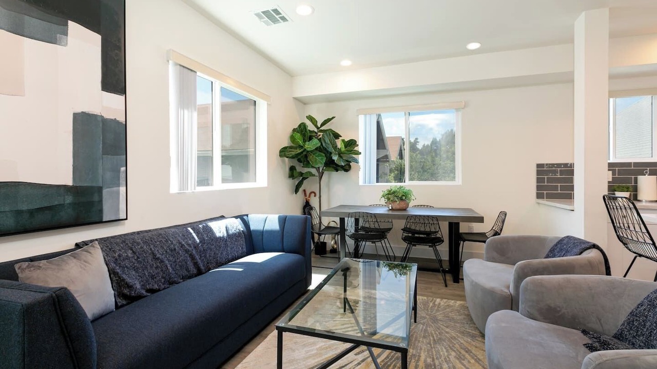 Photo of Livingroom in Pico-Union