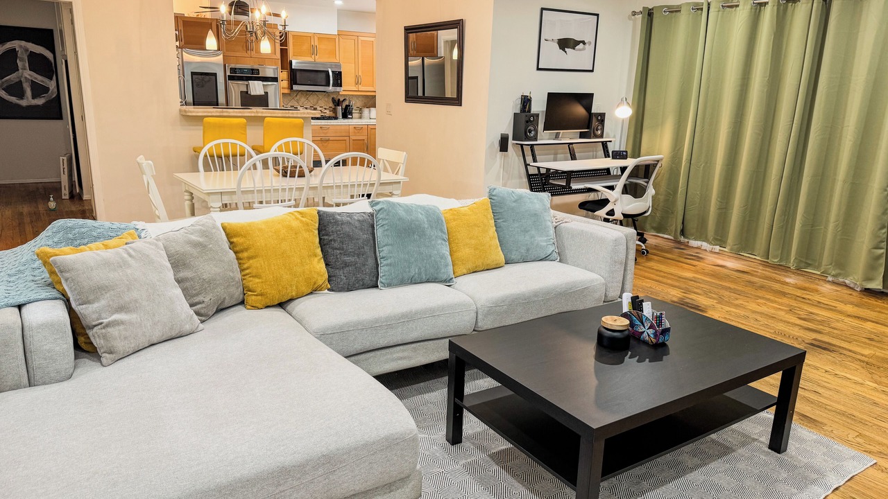 Photo of Livingroom in North Hills West