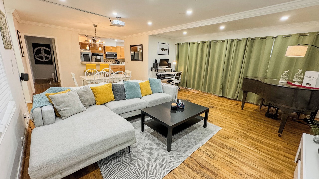 Photo of Livingroom in North Hills West